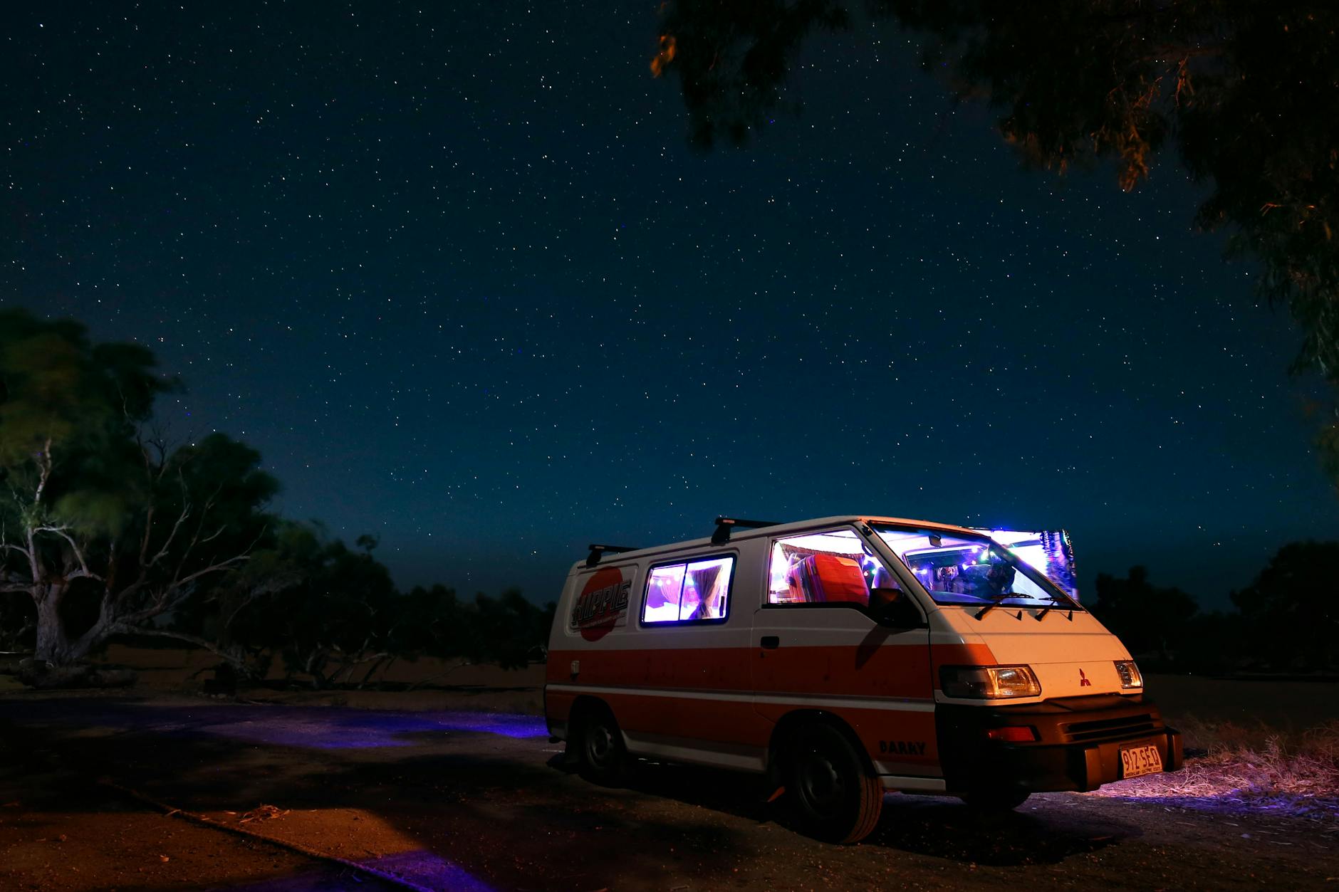 Weiß Und Orange Mitsubishi Van