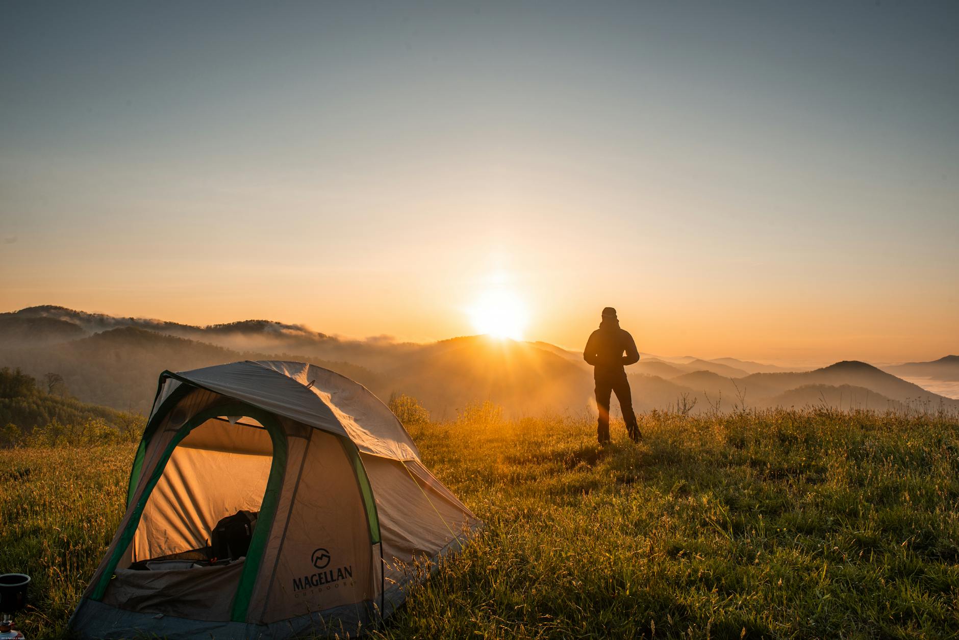 Silhouette Der Person, Die Nahe Campingzelt Steht