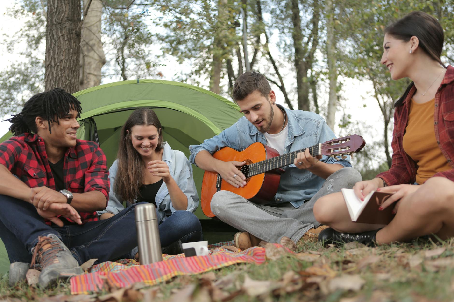 Akustikgitarre Gespielt Von Einem Mann, Der Auf Grasfeld Sitzt