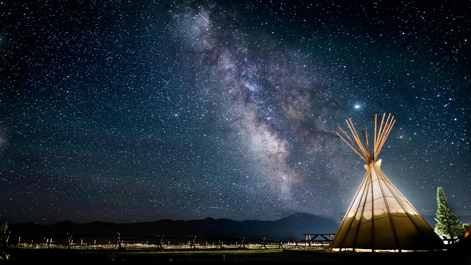 Foto Von Tipi Auf Einem Sternenhimmel