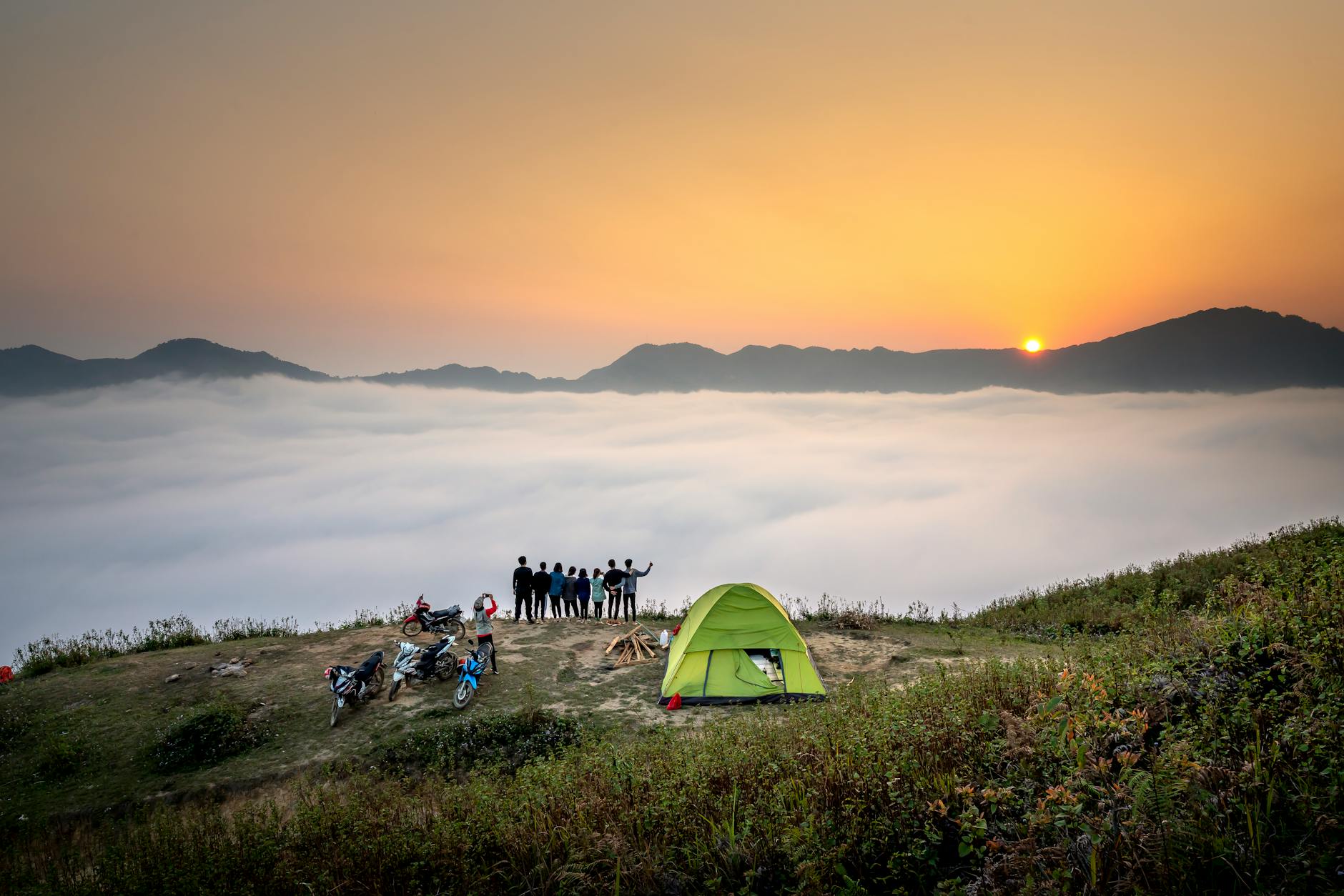 Menschen, Die Auf Klippe Stehen Und Das Wolkenmeer Betrachten